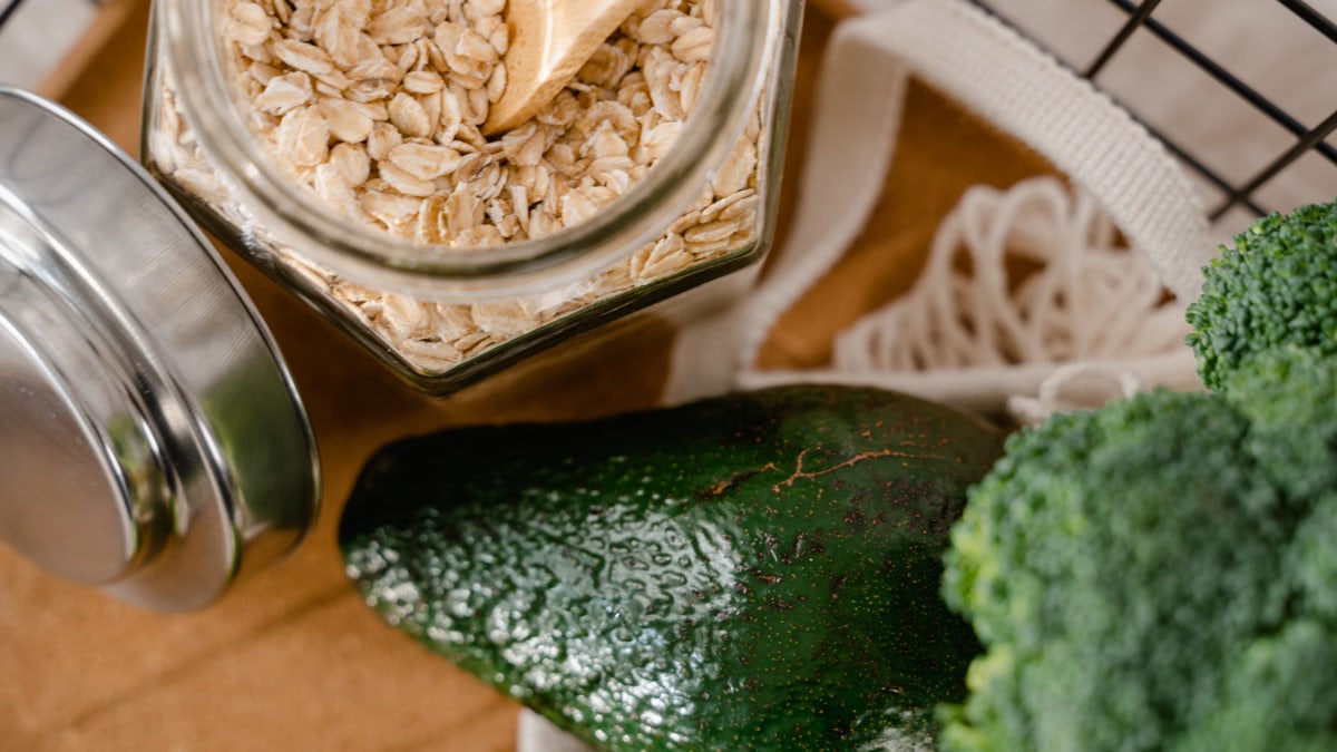 A close-up of oats, avocado, and broccoli in eco-friendly packaging, promoting a no plastic lifestyle.